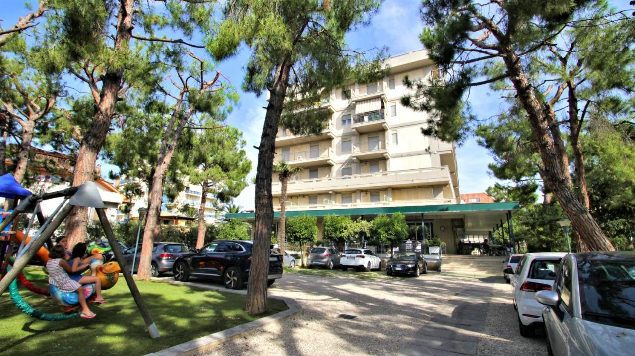 Hotel Pineta San Benedetto del Tronto Exteriör bild